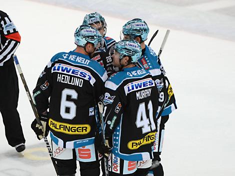 Die Linzer feiern das 1 zu 0. EHC Liwest Black Wings Linz vs Straubing Tigers