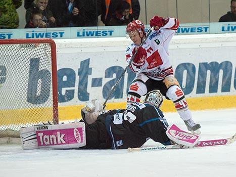 Jeff Ulmer, Innsbruck scheitert an Michael Ouzas, Linz, EHC Liwest Black Wings Linz vs HC TWK Innsbruck