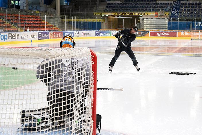 Assistant Coach und Tormann Trainer Jürgen Penker (Steinbach Black Wings Linz), Tormann Rasmus Tirronen (Steinbach Black Wings Linz)  Erstes Eistraining, Steinbach Black Wings Linz , Linz AG Eisarena 
