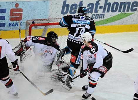 #19 Rob Shearer, Stuermer, Liwest Black Wings Linz vor dem Tor des HK Acroni Jesenice, gehuetet von Gaber Glavic.