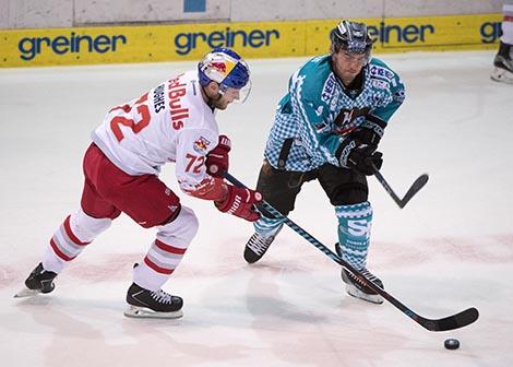 David Franz (EHC Liwest Black Wings Linz) und John Hughes (EC Red Bull Salzburg) EHC Liwest Black Wings Linz vs EC Red Bulls Salzburg