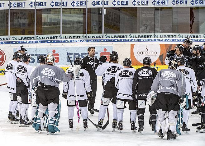 Head-Coach Mark SzÃ¼cs (EHC Liwest Black Wings Linz) und das Team EHC Liwest Black Wings Linz 