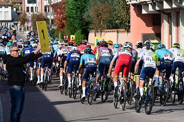 Das Peloton in Marostica, Veneto Classic, Soave - Bassano del Grappa,, Veneto