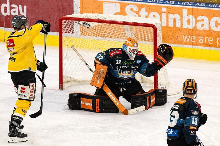 Richard Schofield (HC Pustertal Wölfe), Tormann Rasmus Tirronen (Steinbach Black Wings Linz) Steinbach Black Wings Linz vs HC Pustertal Woelfe, ICE Eishockey Liga, Linz AG Eisarena