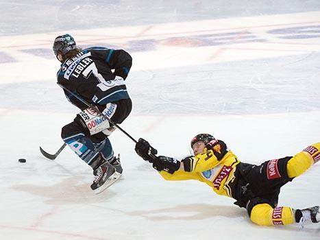 Brian Lebler, Linz im Angriff und Jamie Fraser, Vienna, , EHC Liwest Black Wings Linz vs UPC Vienna Capitals 1. SF