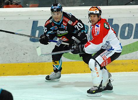 #20 Brad Purdie, Stuermer, EHC Liwest Black Wings Linz und die #9 Kent Salfi, Stuermer, HC Tiroler Wasserkraft.