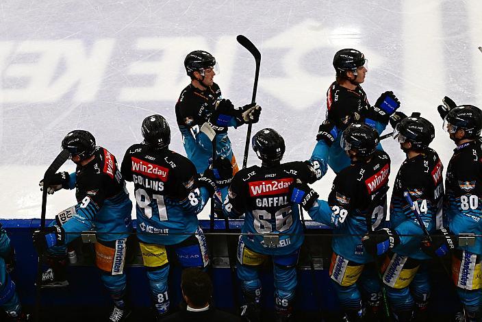 Die Steinbach Black Wings Linz feiern das Tor zum 1 zu 0 durch Graham Knott (Steinbach Black Wings Linz), 27. Runde ICE, Steinbach Black Wings Linz vs Pioneers Vorarlberg, Linz AG Eisarena 