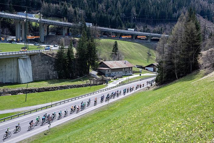 Das Peleton in der Abfahrt vom Brennerpass  46. Tour of the Alps, 1. Etappe, Reith im Alpbachtal - Ritten 165.2km