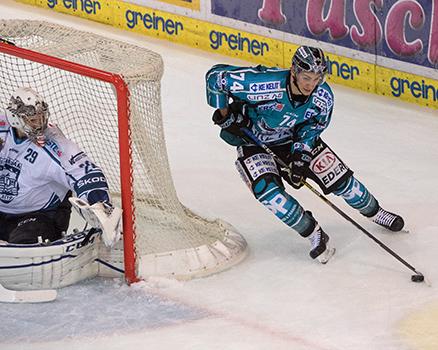 Daniel Oberkofler (EHC Liwest Black Wings Linz) und Zoltan Hetenyi (Fehervar AV 19) EHC Liwest Black Wings Linz vs Fehervar AV 19