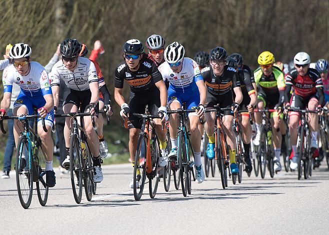 Das Hauptfeld beim Kirschbluetenrennen Florian Gaugl (AUT, Team Feldbinder Owayo Ktm)