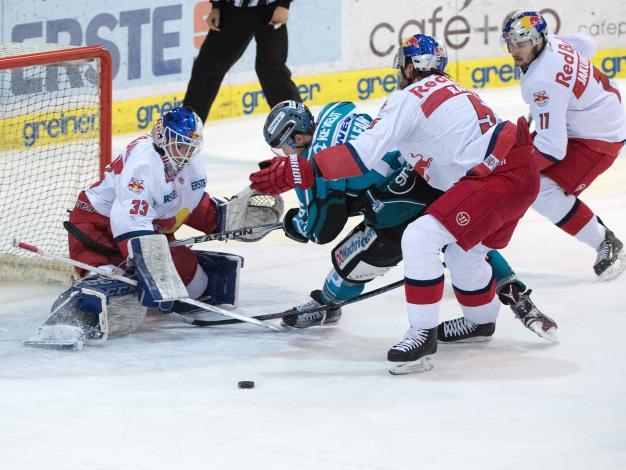 Brett McLean (EHC Liwest Black Wings Linz) vor Luka Gracnar (EC Red Bull Salzburg) EHC Liwest Black Wings Linz vs EC Red Bull Salzburg