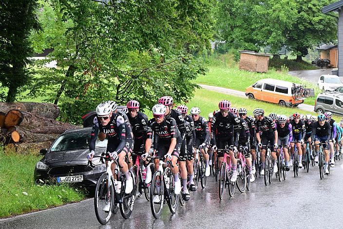 Das Peloton bei Fuschl am See angeführt von  Julius Johansen (DEN, UAE Team Emirates - XRG), , 3. Etappe Salzburg - Gaisberg,  Tour of Austria