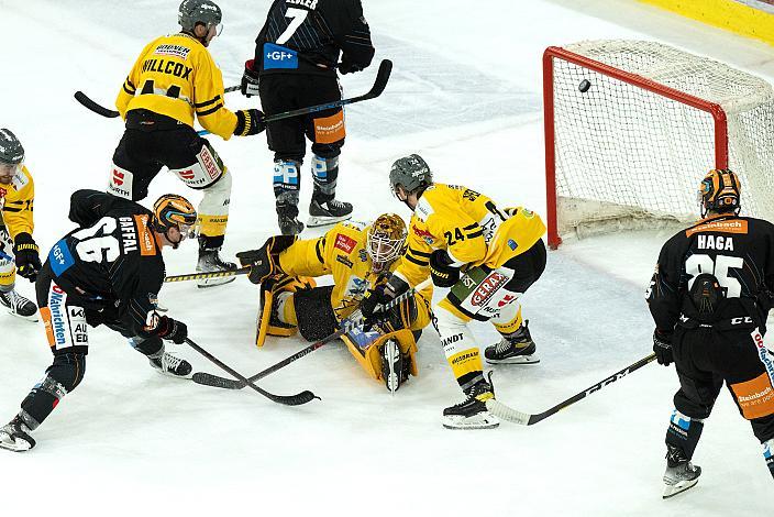 Stefan Gaffal (Steinbach Black Wings Linz), Tormann Tomas Sholl (HC Pustertal Wölfe) Steinbach Black Wings Linz vs HC Pustertal Woelfe, 7. Runde ICE Hockey League, Steinbach Black Wings Linz, Linz AG Eisarena 