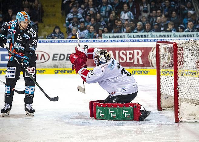 Im Bild: Hunter Fejes (EHC Liwest Black Wings Linz), Tormann Scott James Darling (HC TWK Innsbruck  Die Haie), Eishockey,  EHC Liwest Black Wings Linz vs HC TWK Innsbruck
