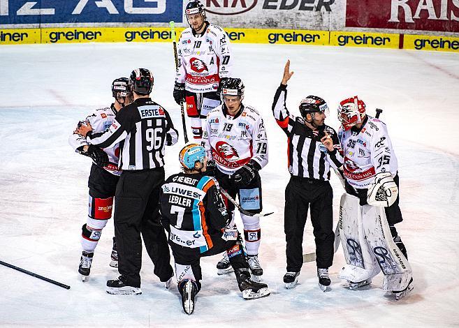 Im Bild: Schiedsrichter Christoph Sternat schickt Tormann Teemu Tapio Lassila (HC Orli Znojmo) mit 5 + Spieldauerstrafe vom Eis,  Eishockey,  EHC Liwest Black Wings Linz vs HC Orli Znojmo