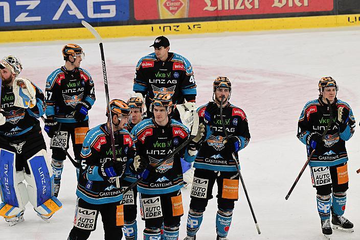 Das Team der Steinbach Black Wings Linz feiern den Heimsieg über die Win2Day ICE Hockey League,  Steinbach Black Wings Linz vs EC iDM Wärmepumpen VSV,  Linz AG Eisarena 