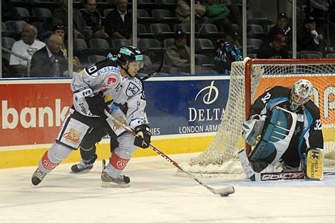 Der Zuger Stuermer, Michael Loichat im Angriff auf das Tor der Liwest Black Wings Linz. 