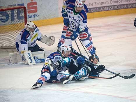 Rob Hisey, Linz kaempft um den Puck, EHC Liwest Black Wings Linz vs EC VSV