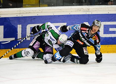 Aarom McKenzie im Duell mit einem Laibacher am Eis, Liwest Black Wings Linz vs. HDD TILIA Olimpija Ljubljana