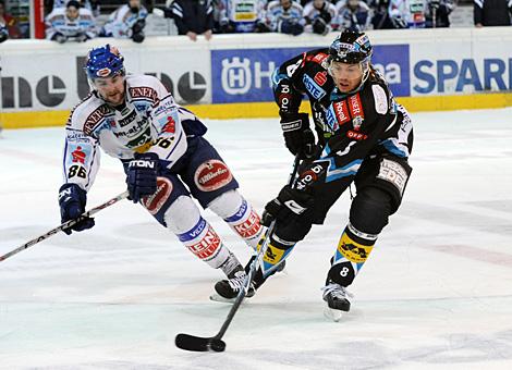 #8 Michael Mayr, Verteidiger, Liwest Black Wings Linz, fuehrt die Scheibe.