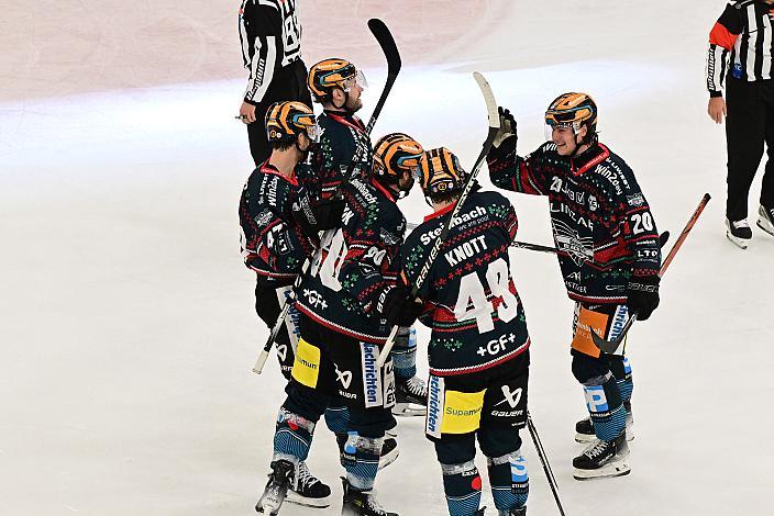 Die Steinbach Black Wings Linz feiern das Tor zum 1 zu 1 durch Kilian Rappold (Steinbach Black Wings Linz), Steinbach Black Wings Linz vs Hydro Fehervar AV19, Weihnachtstrikot ICE Eishockey Liga, Linz AG Eisarena