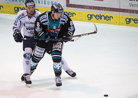 Laurens Ober (EHC Liwest Black Wings Linz) und Jeff Lovecchio (Fehervar AV 19) EHC Liwest Black Wings Linz vs Fehervar AV 19