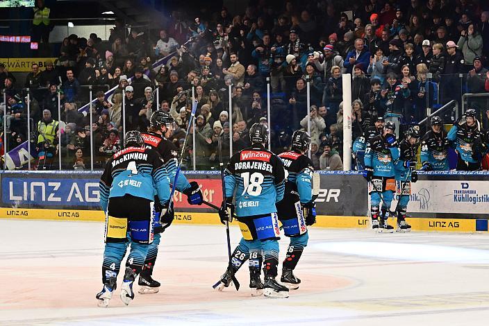 Die Steinbach Black Wings Linz feiern das Tor zum 4 zu 2 durch Travis Barron (Steinbach Black Wings Linz) ins leere Tor der Laibacher, 22. Runde ICE, Steinbach Black Wings Linz vs HK Olimpija Ljubljana, Linz AG Eisarena 