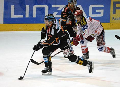Michael MAyr, Verteidiger, Liwest Black Wings Linz im ANgriff auf das Tor des KAC.