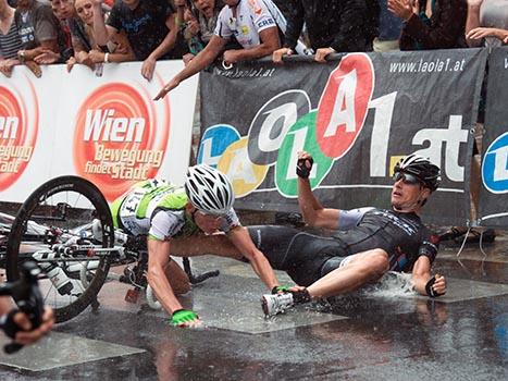 Daniel Lehner, AUT, Team Gourmetfein Simplon, und Kristof Vandewalle, BEL, Team Trek Factory Racing, stuerzen ueber die Ziellinie, 8. Etappe Podersdorf, Burgenland - Wien