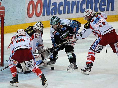 Mike Ouellette Linz vor Tormann Rene Swette, KAC, EHC Liwest Black Wings Linz vs. EC KAC