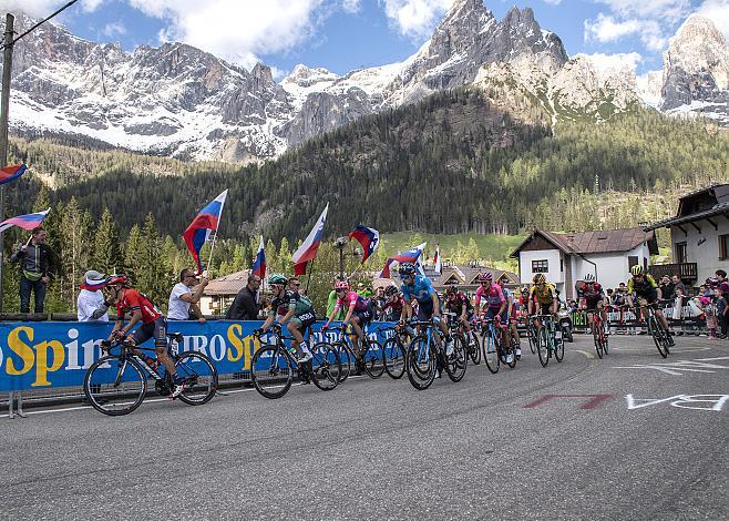 die Gruppe der Favoriten mit Vincenzo Nibali (ITA, Bahrain Merida Pro Cycling Team), Primoz Roglic (SLO, Team Jumbo-Visma), Richard Carapaz (ECU, Movistar Team), Giro, Giro d Italia, Radsport, 102. Giro d Italia - 19. Etappe