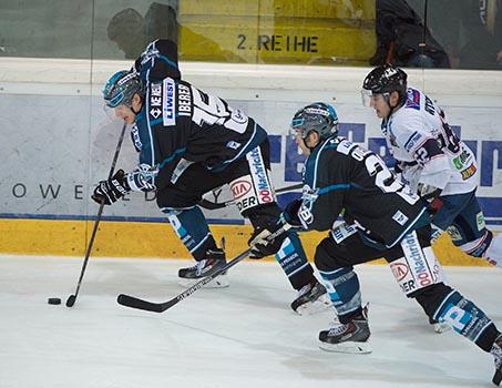 Matthias Iberer und Mike Ouellette, Linz im Angriff,  EHC Liwest Black Wings Linz vs Fehervar AV19