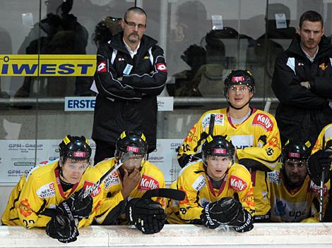 Die Spielerbank der Vienna Capitals, Trainer Tommy Samuelsson, von links, Marcel Rodman, Nathan Robinson, Mario Seidl, Daniel Nageler