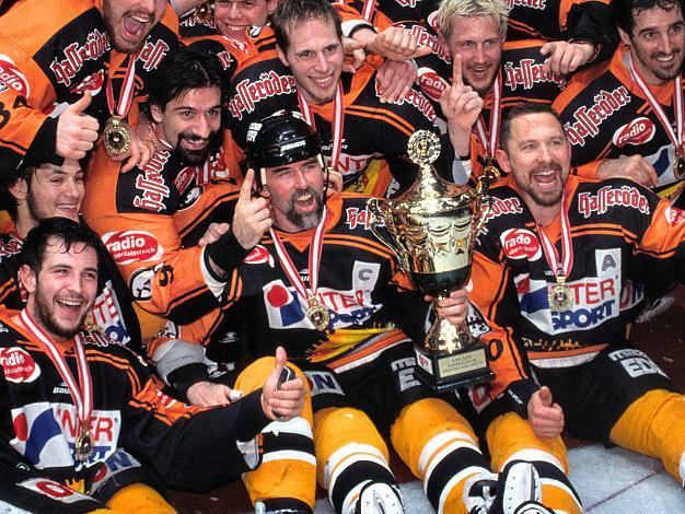 Rick Nasheim und #30 Christian Perthaler, Stuermer, Black Wings Linz feiern den Meistertitel