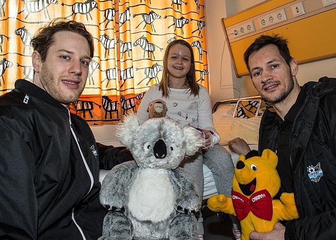 Kevin Moderer (EHC Liwest Black Wings Linz), Philipp Lukas (EHC Liwest Black Wings Linz) Teddy Bear Toss, Kind mit Bären der Black Wings
Kevin Moderer (EHC Liwest Black Wings Linz), Philipp Lukas (EHC Liwest Black Wings Linz) Teddy Bear Toss, Kind mi