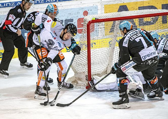 Im Bild: Juhani Timo Tapio Tamminen (Dornbirn Bulldogs), Josh Roach (EHC Liwest Black Wings Linz), Brian Lebler (EHC Liwest Black Wings Linz) Eishockey,  EHC Liwest Black Wings Linz vs Dornbirn Bulldogs