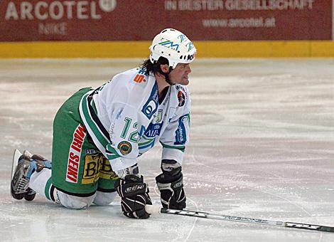 #12 Todd Elik, Stuermer, HDD Olimpija Ljubljana nach dem Check von Brad Purdie am Eis.