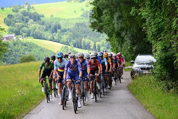 Das Peloton am Weg durch Oberösterreich von St. Florian zur  Höss, Hinterstoder , 14. Int. Raiffeisen OÖ-Radrundfahrt UCI Kat. 2.2