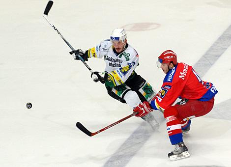 #4 Tomas Frolo, Verteidiger, HC Mountfield Budweis klaert an der blauen Linie.