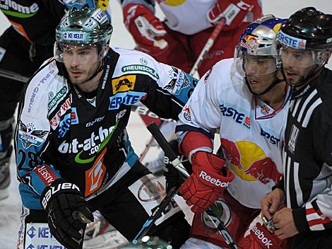 Mike Ouellette, Linz und Robert Earls, Salzburg, EHC Liwest Black Wings Linz vs. EC Red Bull Salzburg, Platzierungsrunde