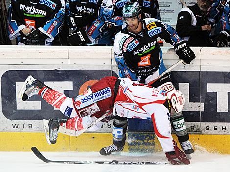 Pat Leahy, Linz und Tyler Spurgeon, KAC im Zweikampf, EHC Liwest Black Wings Linz vs. EC KAC
