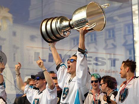 Daniel Oberkofler mit dem Meisterpokal, EHC Liwest Black Wings Linz  