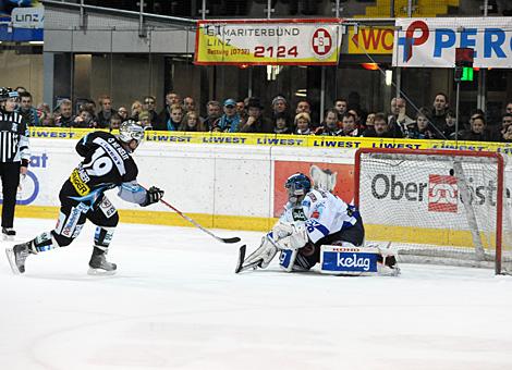 Penalty Rob Shearer Liwest Black Wings Linz vs. Bernhard Starkbaum EC Rekord Fenster VSV