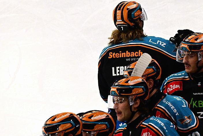 Die Steinbach Black Wings Linz feiern das Tor zum 2 zu 0 durch Brian Lebler (Steinbach Black Wings Linz)  Win2Day ICE Hockey League,  Steinbach Black Wings Linz vs  EC VSV,  Linz AG Eisarena