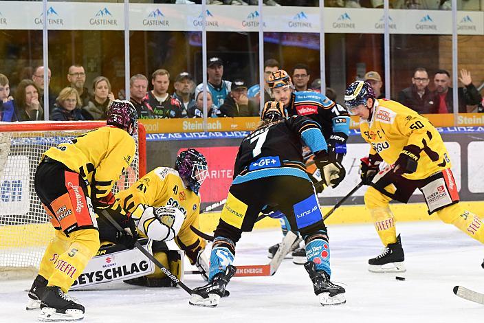 Tormann Tyler Parks (spusu Vienna Capitals), Brian Lebler (Steinbach Black Wings Linz), Nico Feldner (Steinbach Black Wings Linz)  Win2Day ICE Hockey League,  Steinbach Black Wings Linz vs Spusu Vienna Capitals,  Linz AG Eisarena 