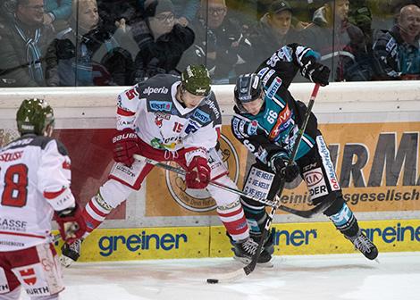 Stefan Gaffal (EHC Liwest Black Wings Linz) und Victor Schweitzer (HCB Suedtirol Alperia) EHC Liwest Black Wings Linz vs HCB Suedtirol Alperia