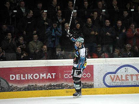 Gregor Baumgartner, Linz feiert den entscheidenden Penalty, EHC Liwest Black Wings Linz vs. UPC Vienna Capitals