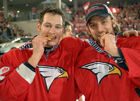 Juergen Penker und Philipp Lukas feiern den Aufstieg in die Eishockey Elite.