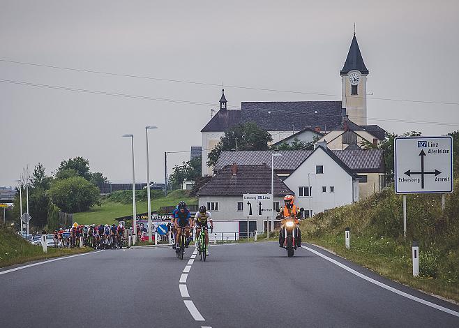 Das Feld bei Arnreit 2. Etappe Rohrbach - Rohrbach Oberoesterreich Juniorenrundfahrt (2.1)