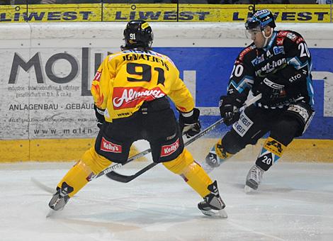 #20 Brad Purdie, Stuermer, EHC Liwest Black Wings Linz im Duell mit der #91 Viktors Ignatjevs, Vienna Capitals.